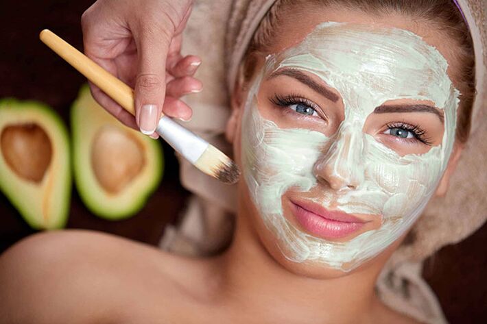 Apply a face mask for rejuvenation at home