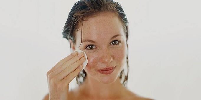 apply the oil on the face skin for rejuvenation